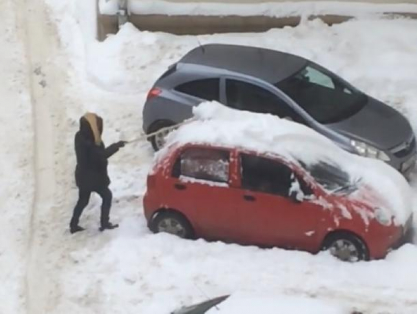 В Воронеже суровая очистка машины от снега девушкой попала на видео