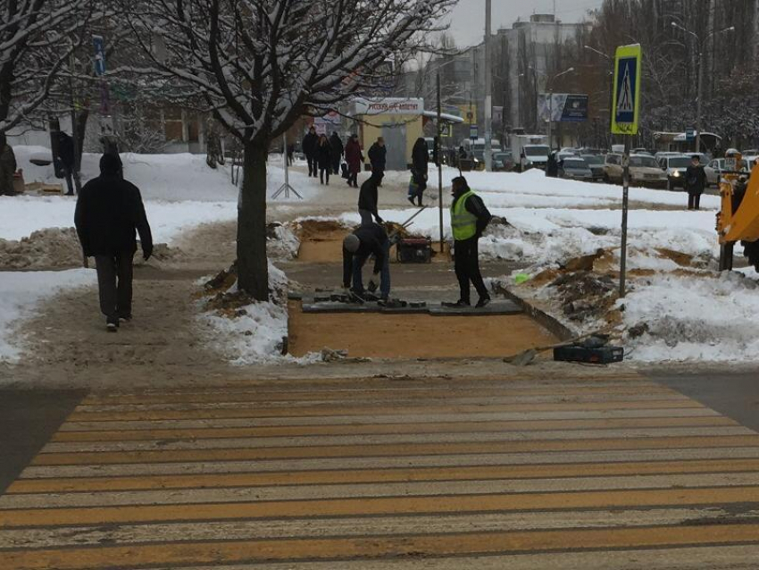 Причину укладки тротуарной плитки зимой раскрыли в Воронеже