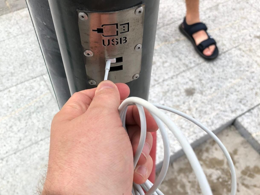 Стало известно, почему умные остановки в Воронеже отказались заряжать телефоны