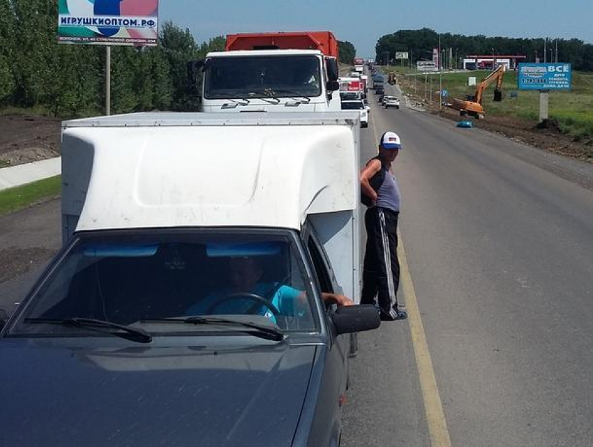 Двухкилометровая пробка не дает воронежцам выехать из города