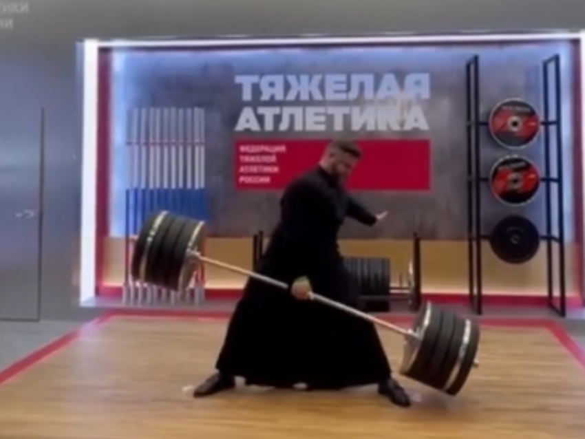 Батюшка-богатырь из Воронежа одной рукой поднял 200 кг