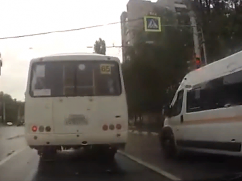 Необдуманное «лихачество» автобуса сняли на маршруте в Воронеже 