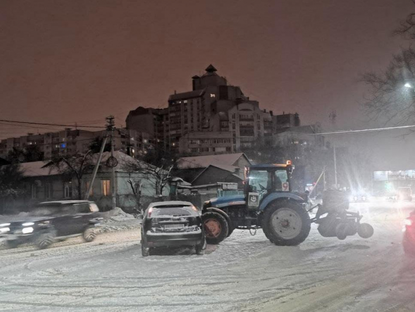 Трактор ковшом смял иномарку в Воронеже