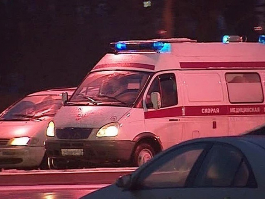 В Воронеже в селе Подгорное при столкновении автомобиля с деревом погиб 35-летний таксист