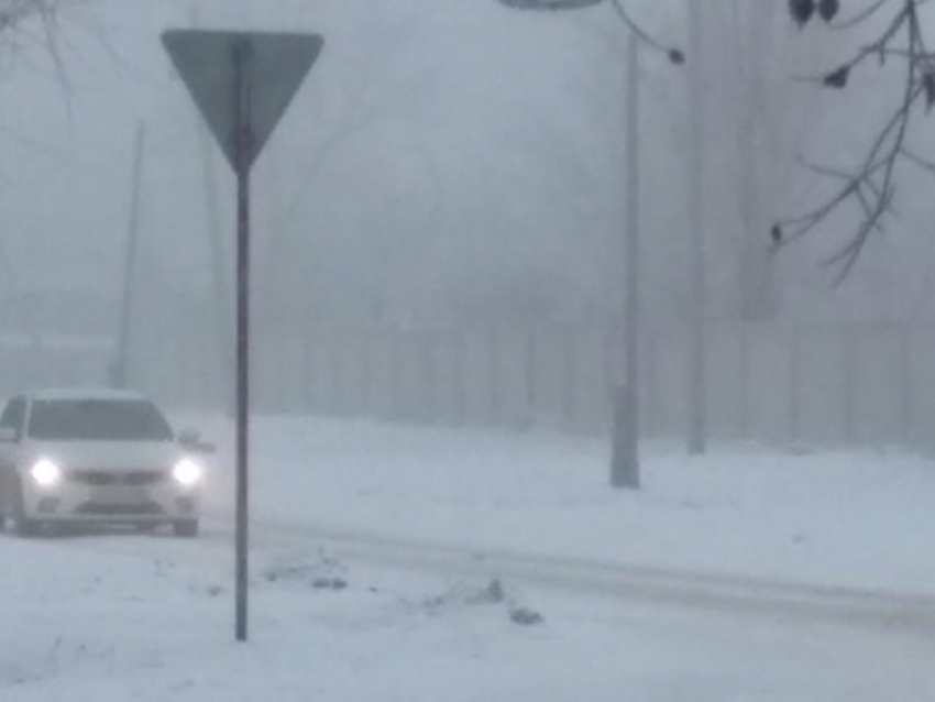 Штормовое предупреждение объявили в Воронеже из-за лютого снегопада