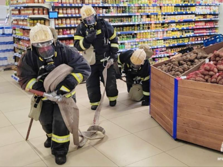 Учения в Поворино: группа сотрудников МЧС попала на фото в торговом центре 