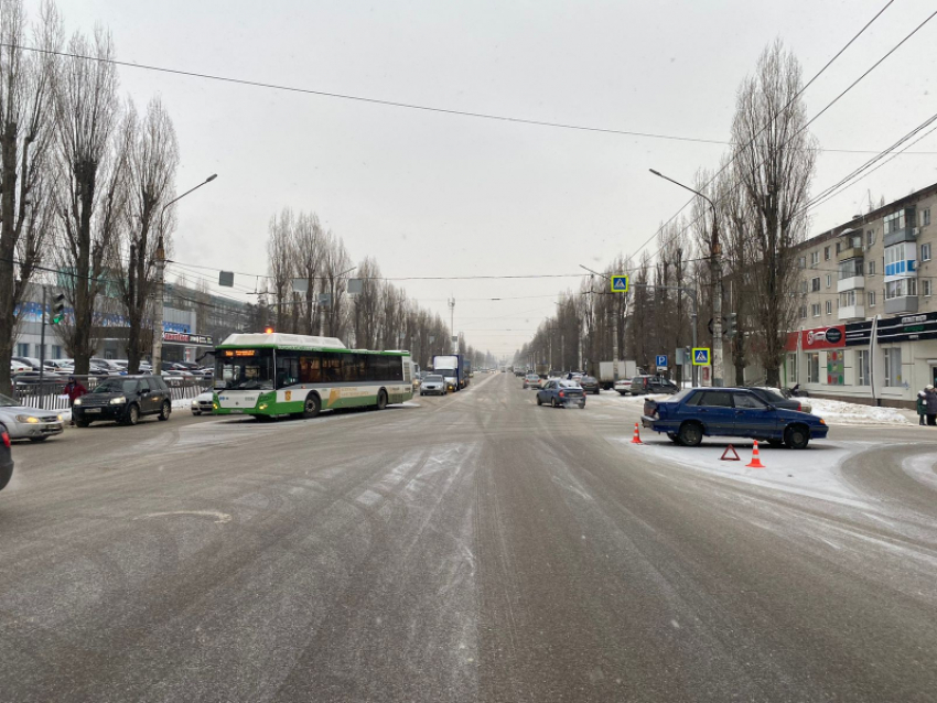 Опубликовано фото с места массового ДТП с двумя маршрутками в Воронеже