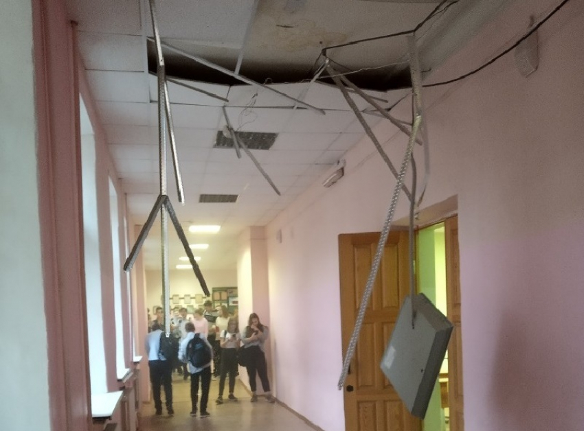 В воронежской школе обрушился потолок