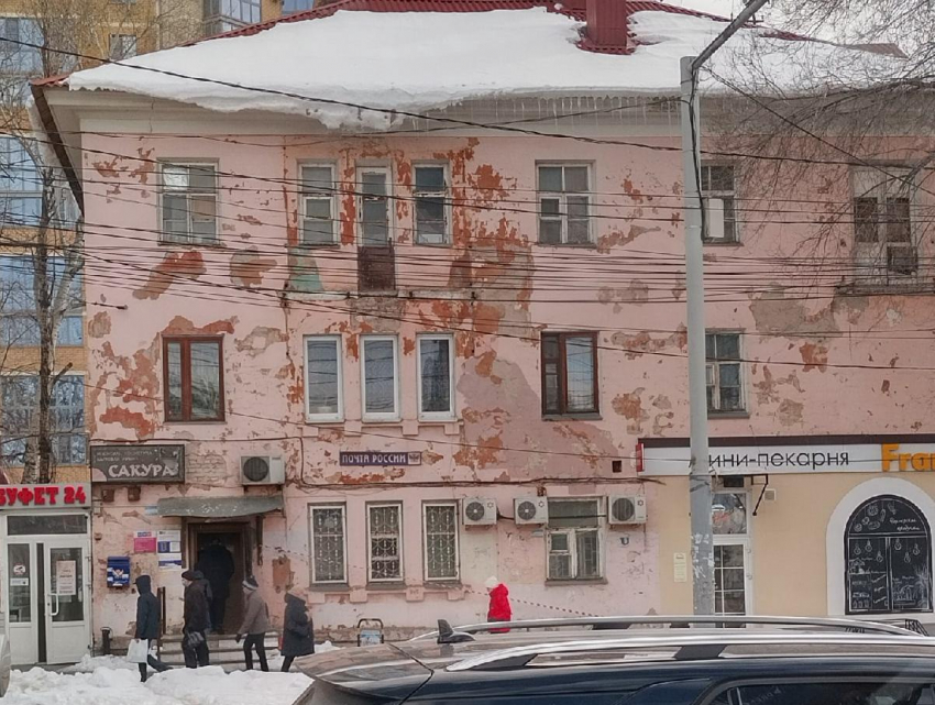 Опасная ледяная масса нависла над отделением «Почты России» в Воронеже