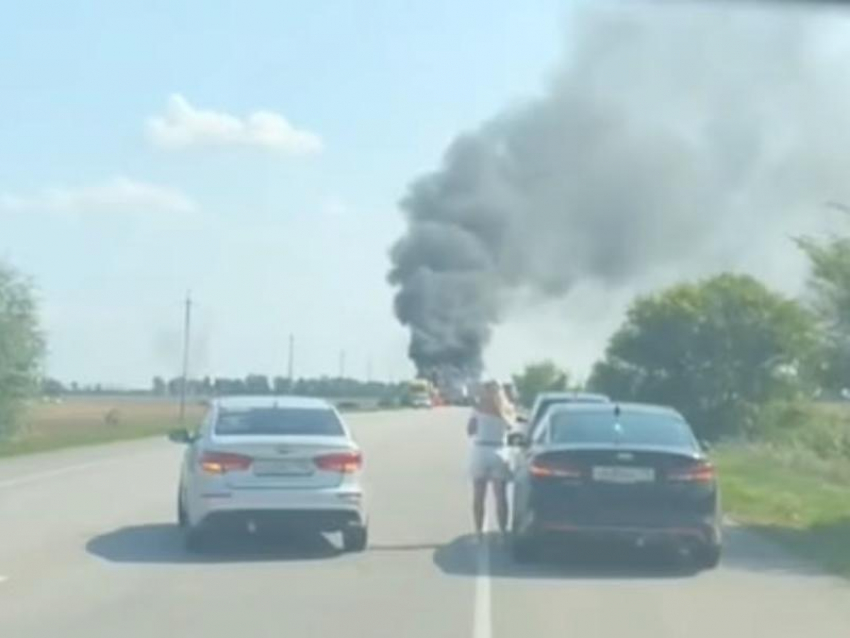 Огромные клубы дыма встревожили автомобилистов под Воронежем