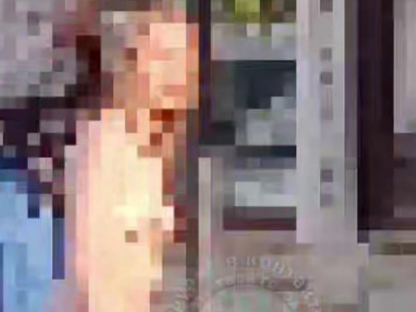 Голая леди взволновала очевидцев средь бела дня на улице Воронежской области