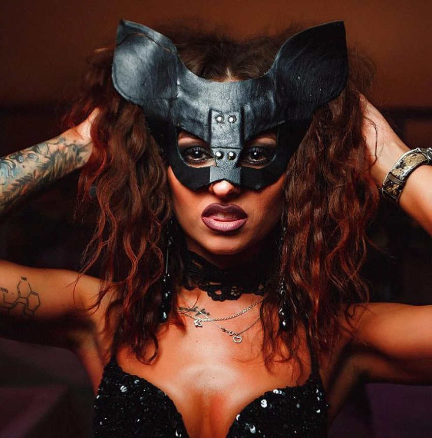 Популярная танцовщица Катя Югоза ошеломила воронежцев горячей фотосессией в костюме кошки