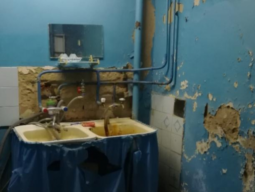 Нечеловеческие условия жизни показали в воронежском общежитии