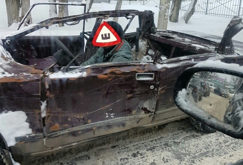 ВАЗ-кабриолет с суровым водителем сфотографировали на дороге в Воронеже