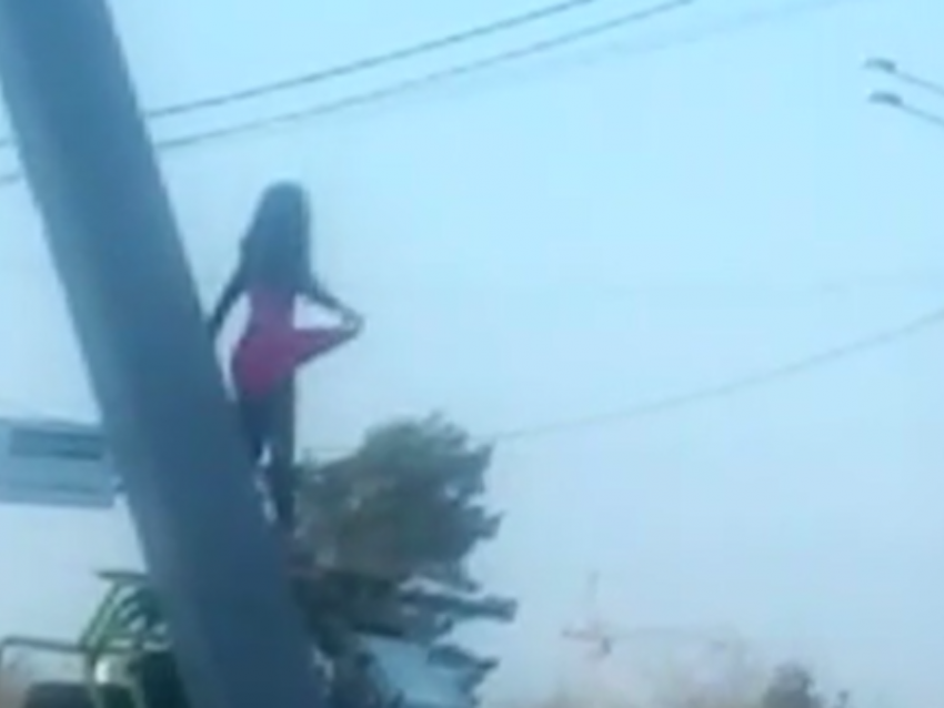 Танец эротичной девушки на воронежской трассе сняли на видео 
