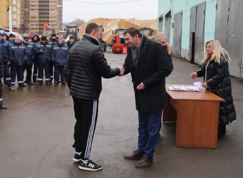 Ключи от 11 служебных квартир вручил коммунальщикам мэр Воронежа