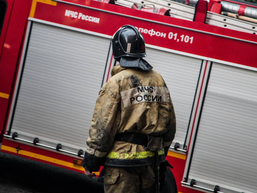 Воронежские спасатели оперативно эвакуировали человека из объятого огнем здания