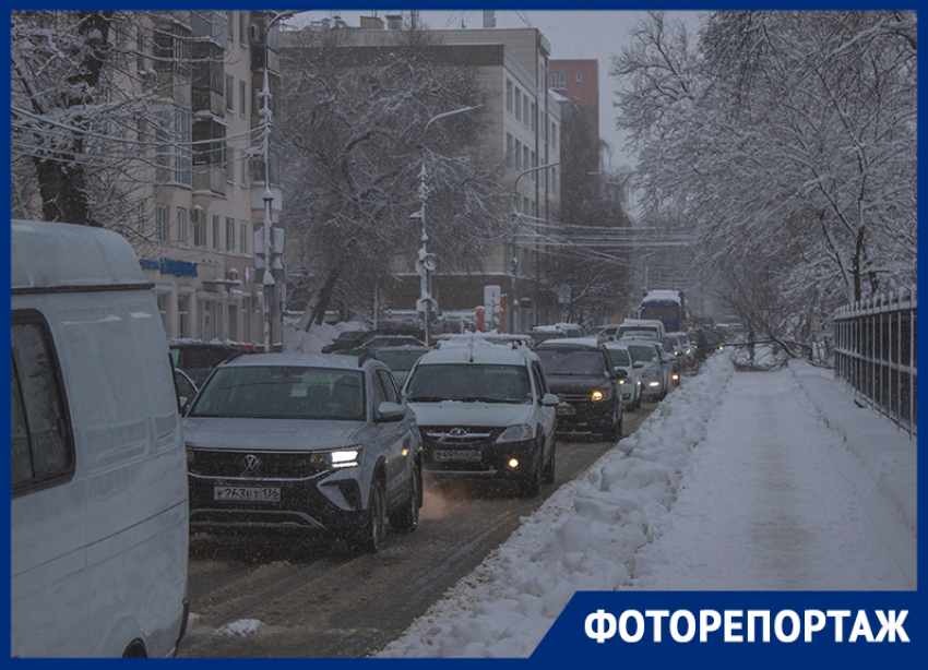 Снежный апокалипсис взял в плен автомобилистов в Воронеже