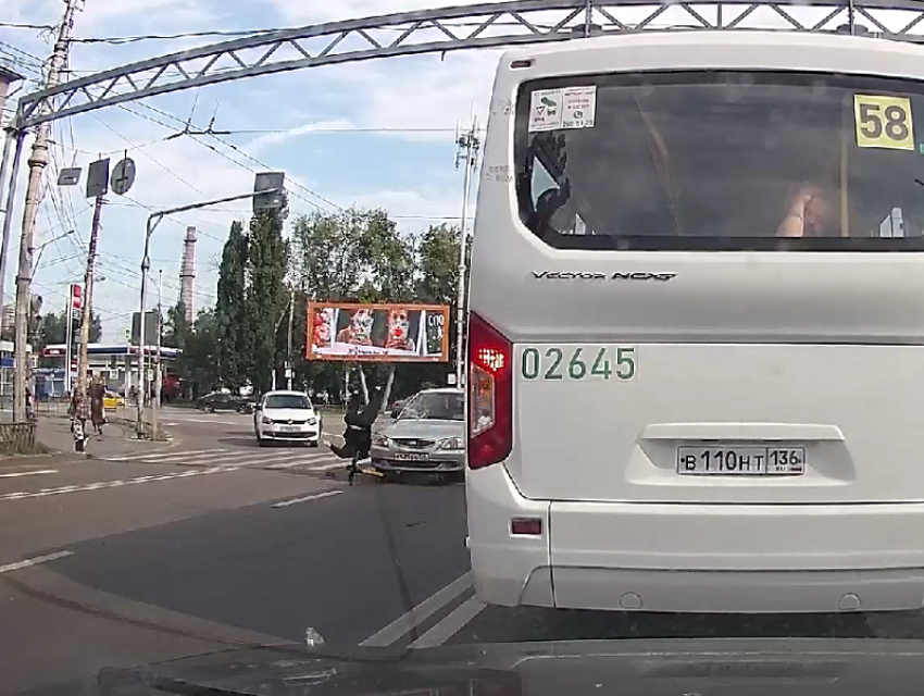 Самокатчика жестко сшибли на зебре в Воронеже: опубликовано видео 
