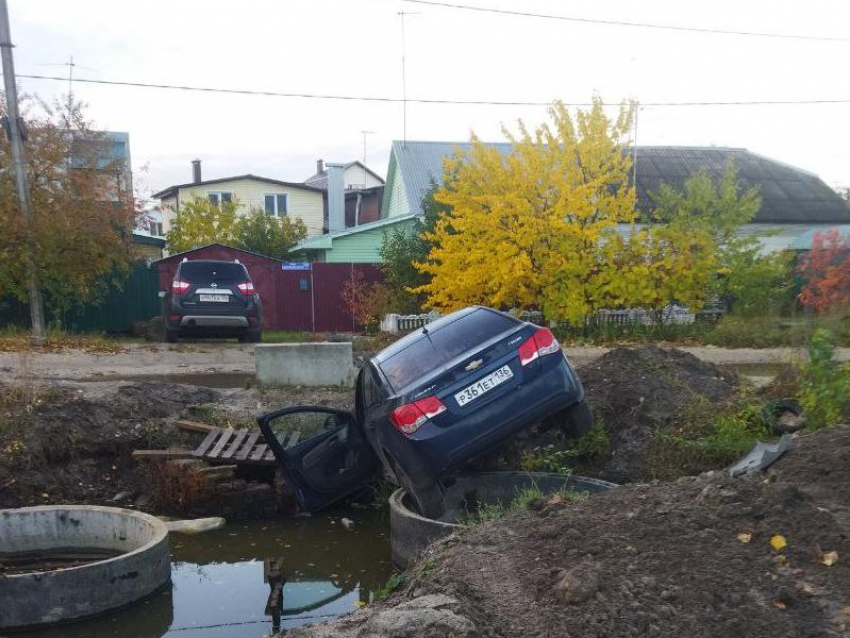 Машина упала в «котлован» в Воронеже