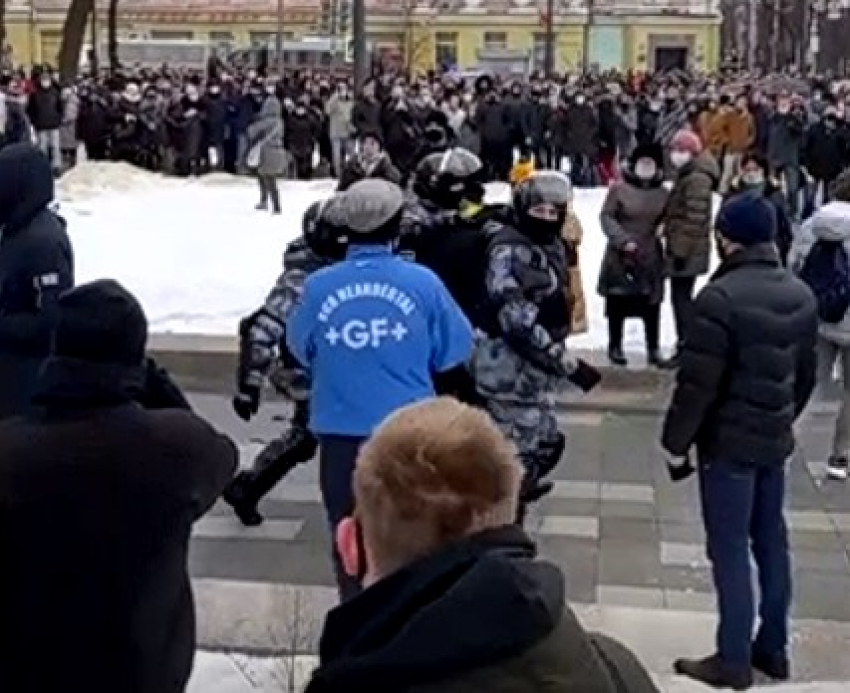 ОМОН закидали снежками во время жесткого задержания протестующего в Воронеже