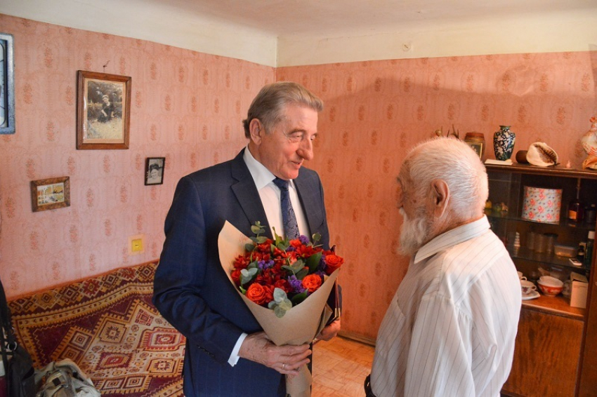 Сенатор Сергей Лукин поздравил со 100-летием ветерана Великой Отечественной  