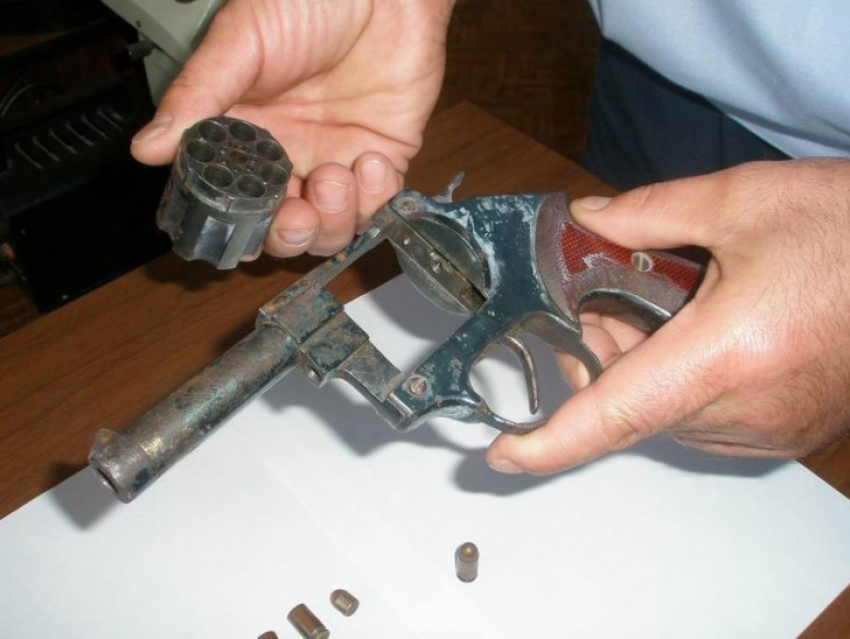 В Коминтерновском районе молодой человек хранил в гараже револьвер