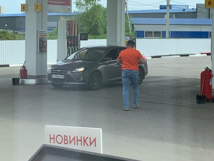 Просьба надеть маску привела водителя в бешенство на кассе заправки в Воронеже