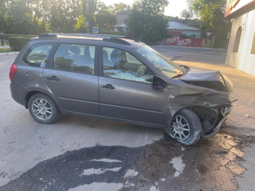 Автомобилист влетел в стену магазина под Воронежем – опубликовано фото  