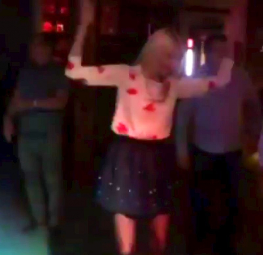 Длинноногая блондинка, зажигающая в воронежском клубе, попала на видео