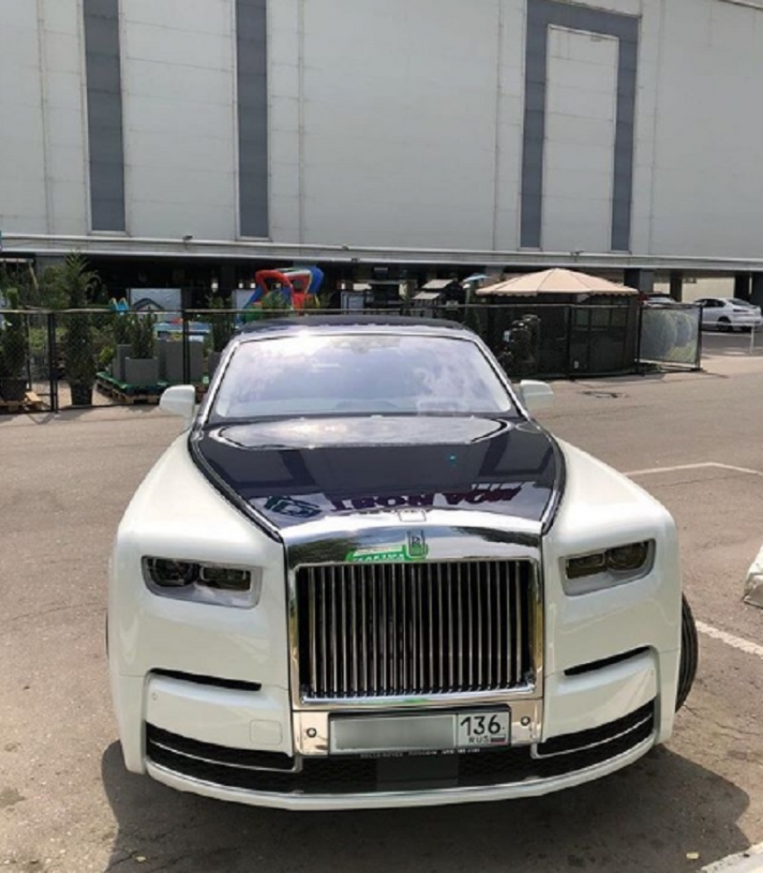 Автомобиль за 50 млн рублей сфотографировали на парковке в Воронеже 