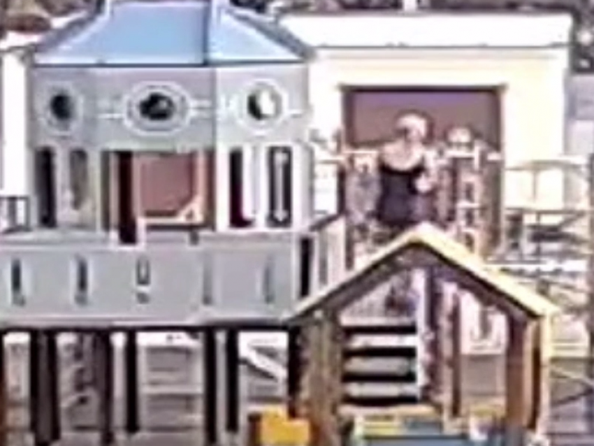 «Упал и ударился головой»: конфликт на детской площадке обернулся заявлением в полицию 