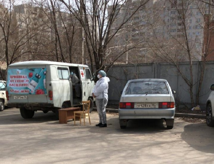 Суровые условия бесплатной уличной вакцинации от Covid-19 показали на фото в Воронеже