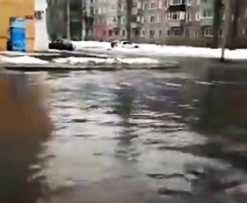 Воронежцы не понимают, почему коммунальщики не «высосали» воду на Ольховом переулке