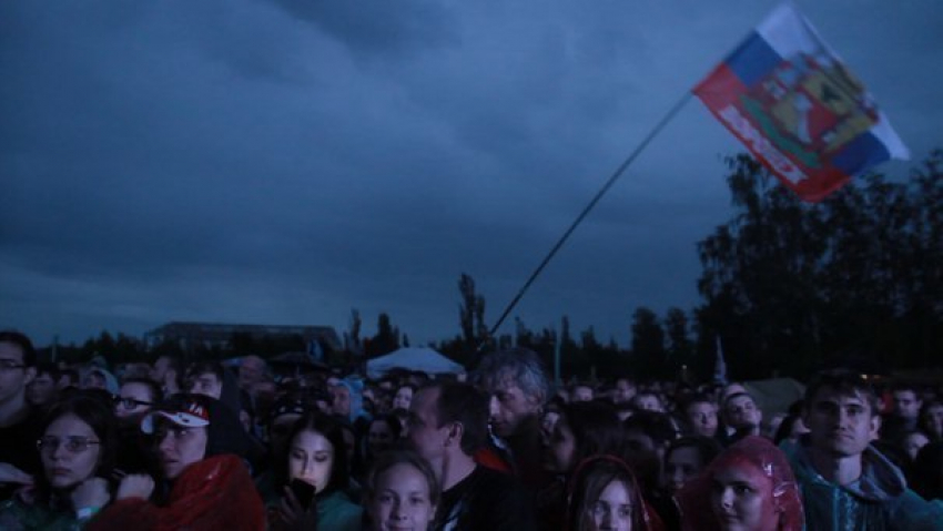 Более 1000 воронежцев посмотрели матч Россия-Англия на улице под дождем