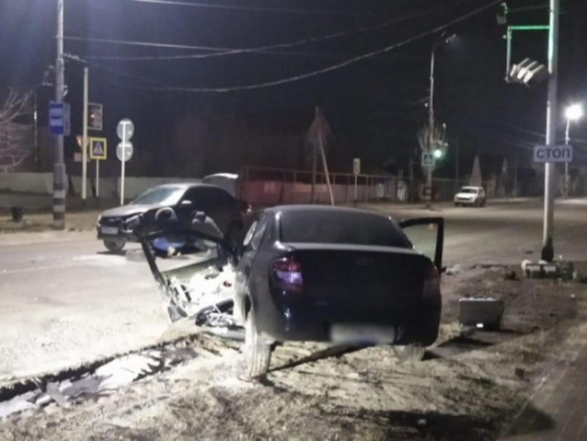 Опубликованы фото с места столкновения двух Lada Granta в Воронежской области 