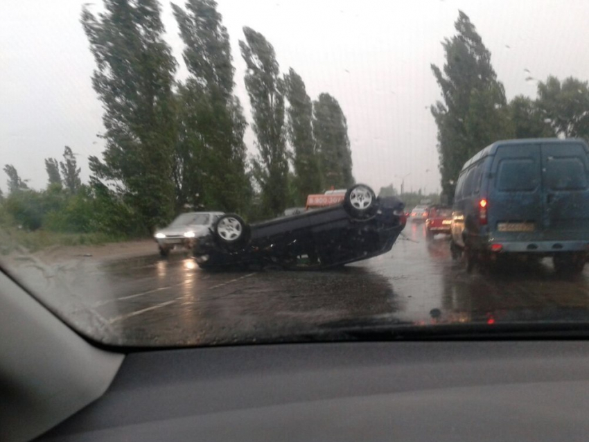 На мокрой дороге воронежских ВАИ иномарка перевернулась вверх дном