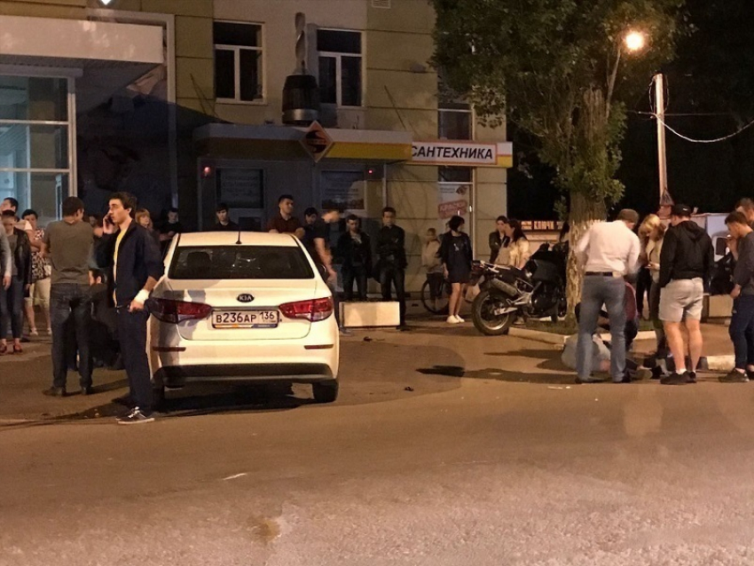 В Воронеже водитель иномарки снес мотоцикл с двумя парнями и скрылся с места происшествия 