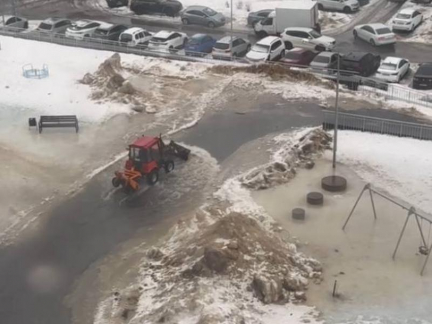 Детеныш трактора от души порезвился в воронежской луже