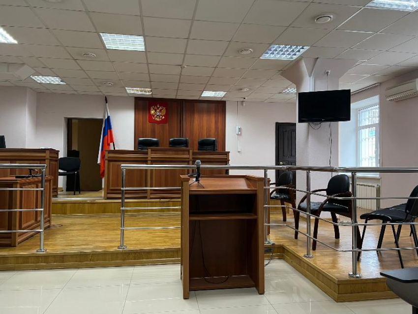 Воронежец обматерил судью и плюнул в него  