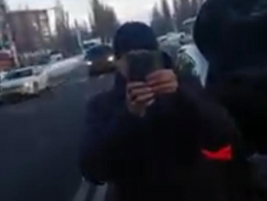 Смартфоновую дуэль конфликтующих водителей сняли на дороге в Воронеже