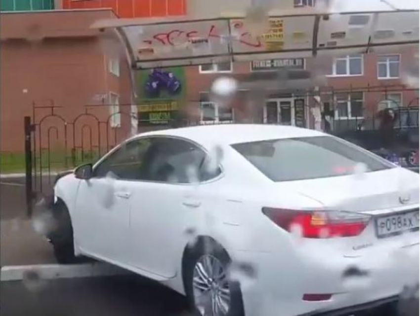 Протаранивший остановку Lexus попал на видео в Воронеже