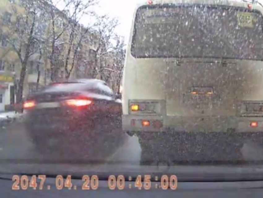 Воронежцы высмеяли попавшего на видео автохама из далекого 2047 года