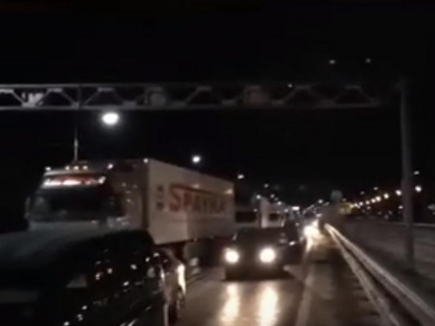 Дорожные работы спровоцировали гигантскую пробку в час ночи под Воронежем