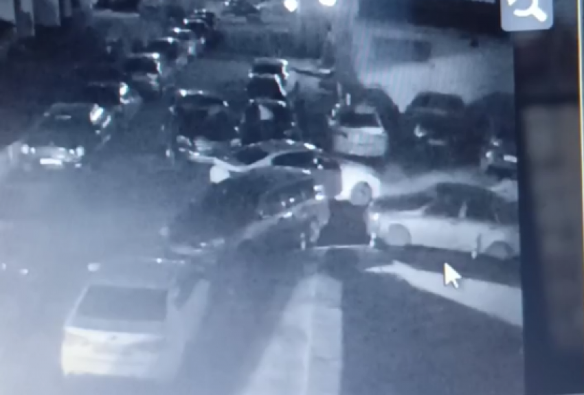 Воронежцы ищут водителя Mercedes, который протаранил припаркованные машины 