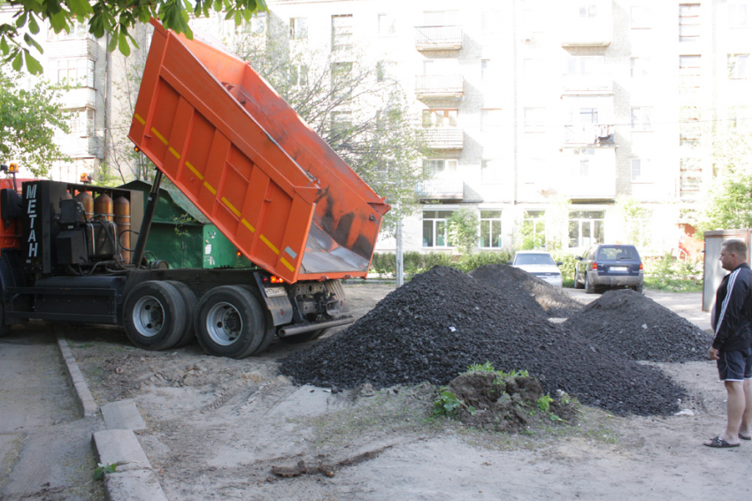 Дороги в частном секторе Воронежа ремонтируют с помощью использованного асфальта 