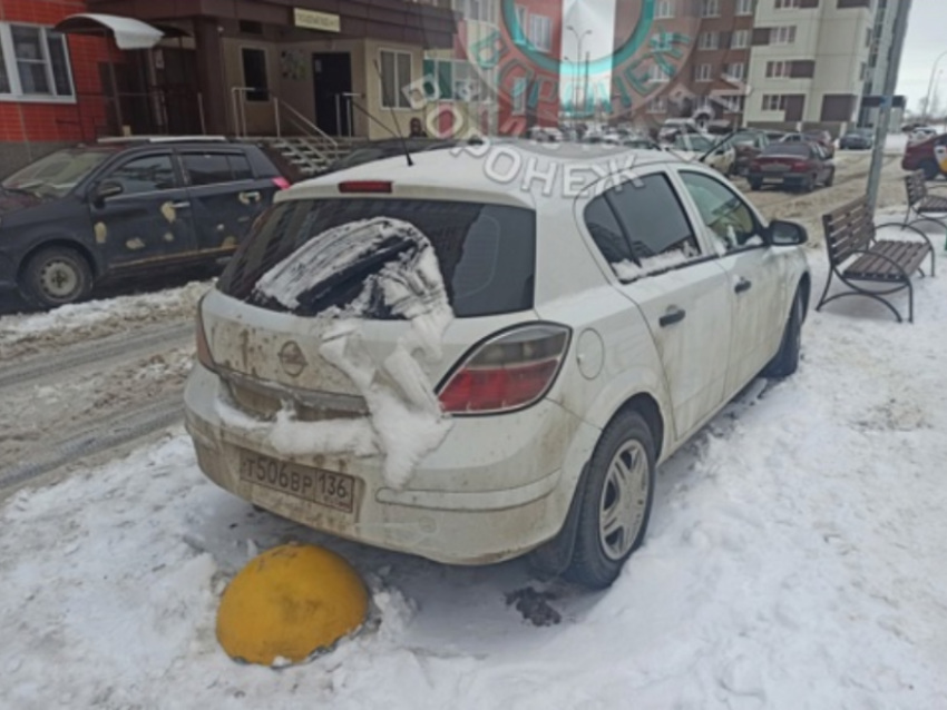 Воронежцы заблокировали железными грибками машину соседа за неудачную парковку