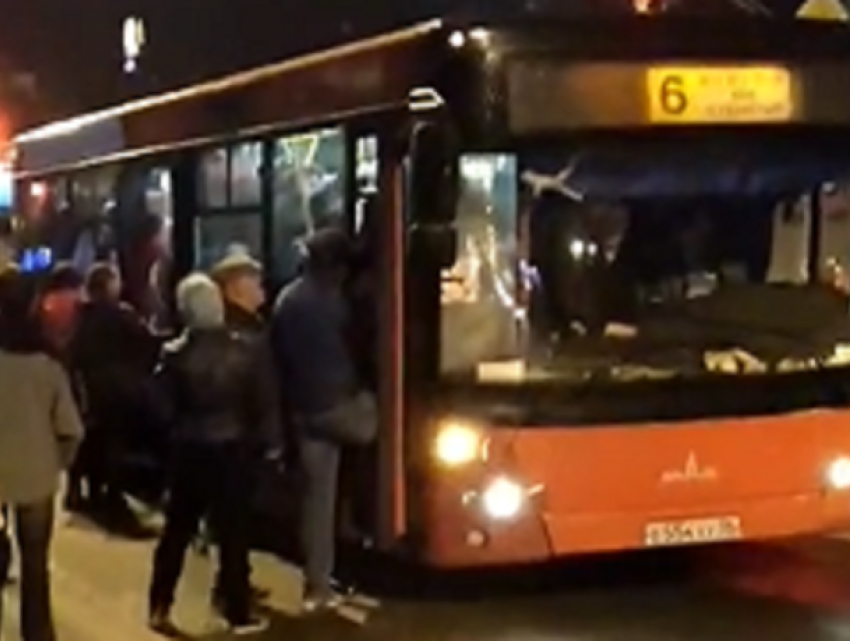 Отсеивание лишних пассажиров в маршрутке № 6 сняли в Воронеже