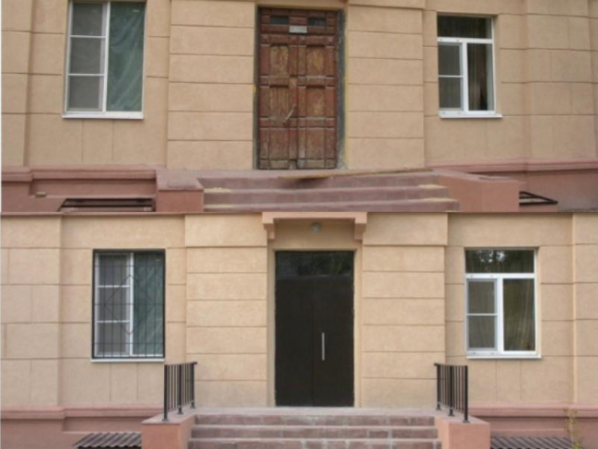 Фонд капитального ремонта прокомментировал исчезновение раритетной двери из воронежской «сталинки»