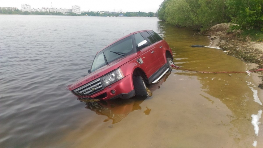 Компания утопила Range Rover в Воронежском водохранилище 